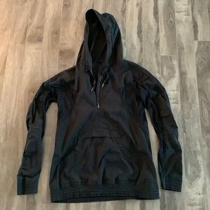 Black lightweight Pullover Lululemon Windbreaker Size 6 w/stretch